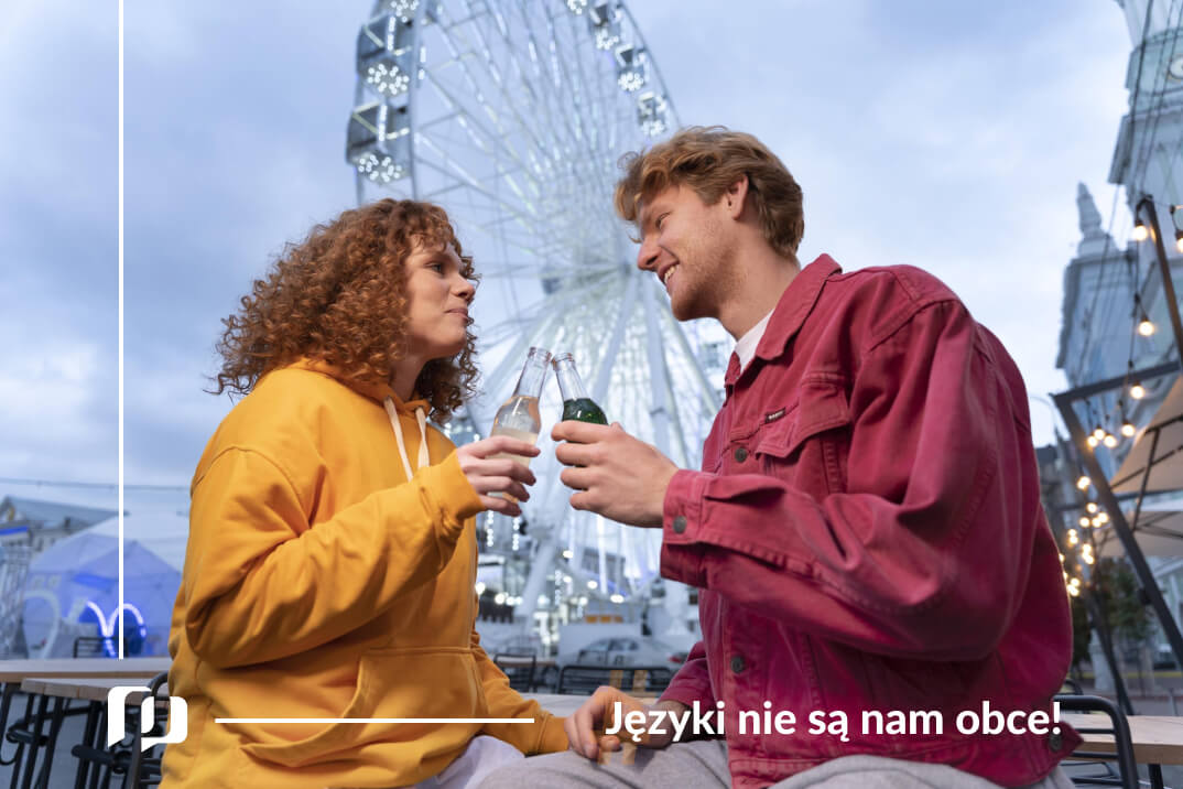 para zakochanych na tle London eye wznosi toast butelkami Wakacje w angielskim stylu Podróże i konwersacje po angielsku Preston Publishing