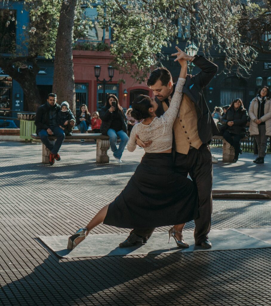 hiszpańska para tańcząca flamenco na ulicy Hiszpańskie tradycje i zwyczaje Preston Publishing