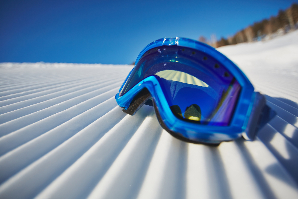Okulary narciarskie leżące na śniegu