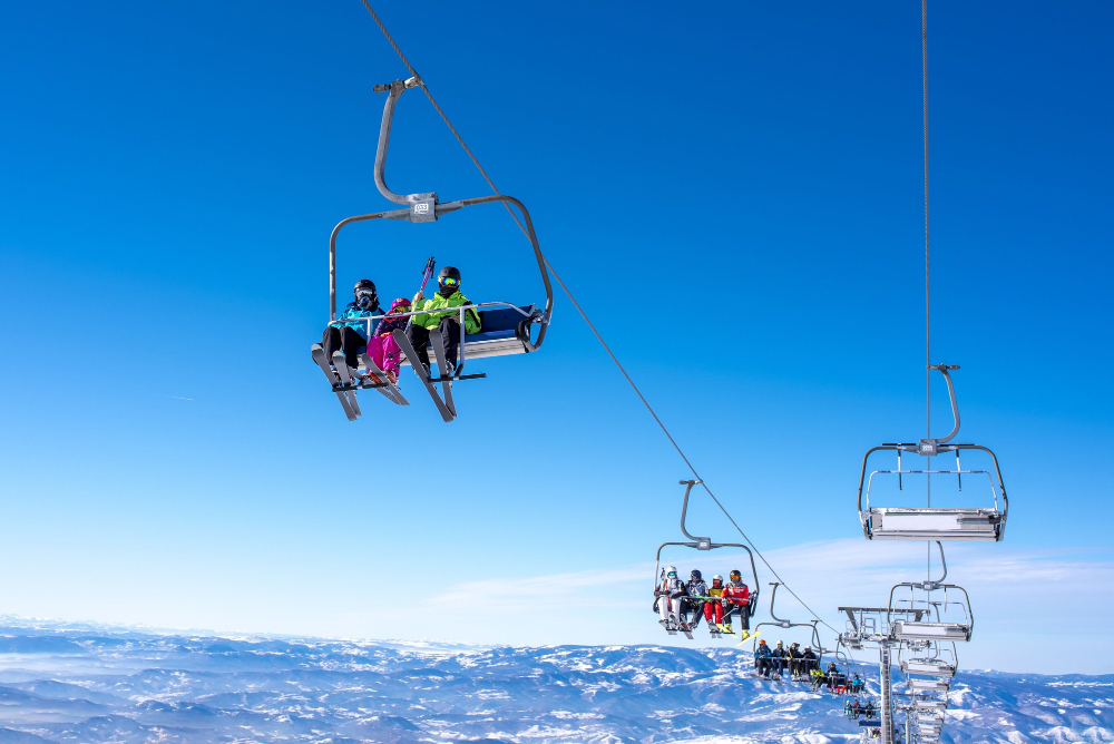 Wyciąg narciarski na tle niebieskiego nieba i gór