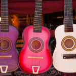 trzy kolorowe gitary hiszpańskie nauka hiszpańskiego dla początkujących książka Preston Publishing