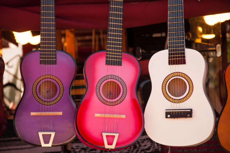 trzy kolorowe gitary hiszpańskie nauka hiszpańskiego dla początkujących książka Preston Publishing