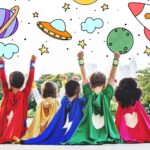 dzieci w kolorowych pelerynach jak superbohaterowie nad nimi kosmos angielski w przedszkolu gry i zabawy książka Preston Publishing