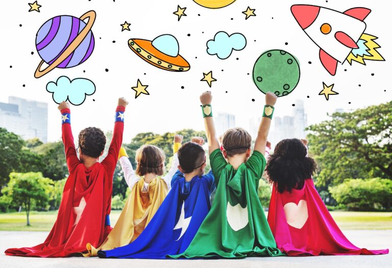 dzieci w kolorowych pelerynach jak superbohaterowie nad nimi kosmos angielski w przedszkolu gry i zabawy książka Preston Publishing