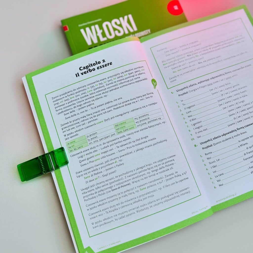 Zdjęcie książki Włoski. Trening A1, otwartej na rozdziale 2. poświęconym odmianie czasownika essere (być)