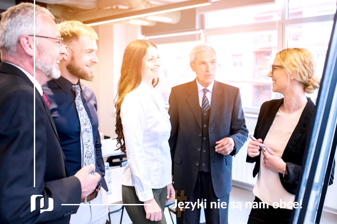 kilka elegancko ubranych osób w biurze lub na szkoleniu prowadzi ożywioną dyskusje spotkanie biznesowe język francuski Preston Publishing