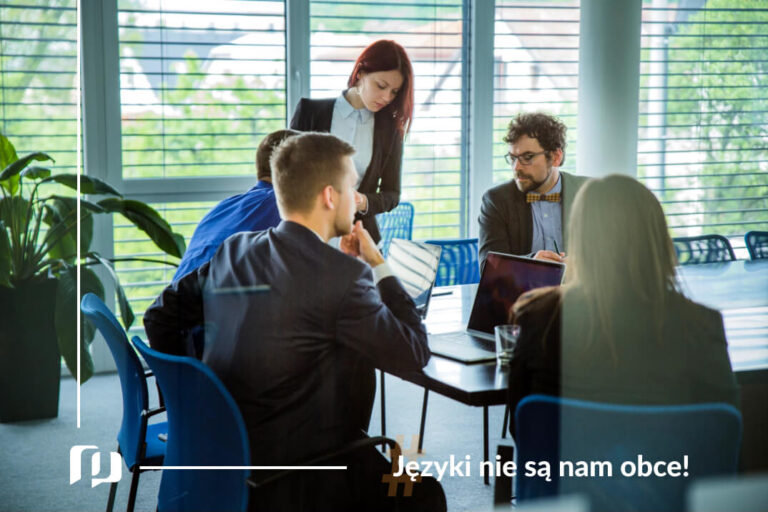 spotkanie biznesowe na którym kobiece i mężczyźni siedzą przy stole konferencyjnym w biurze i dyskutują francuski biznesowy Preston Publishing