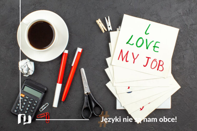 na ciemnym biurku leżą przybory do pisania oraz filiżanka kawy i kartki z notatkami na których jest napis i love my job nazwy zawodów po angielsku Preston Publishing nauka języka angielskiego