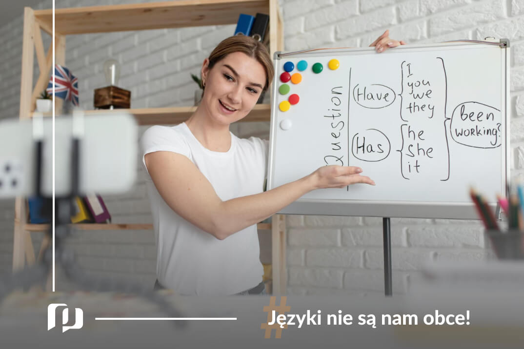 nauczycielka języka angielskiego wskazuje na tablice i uczy czasu prezent perfect continuous i jak formować pytania w tym czasie nauka języków obcych Preston Publishing