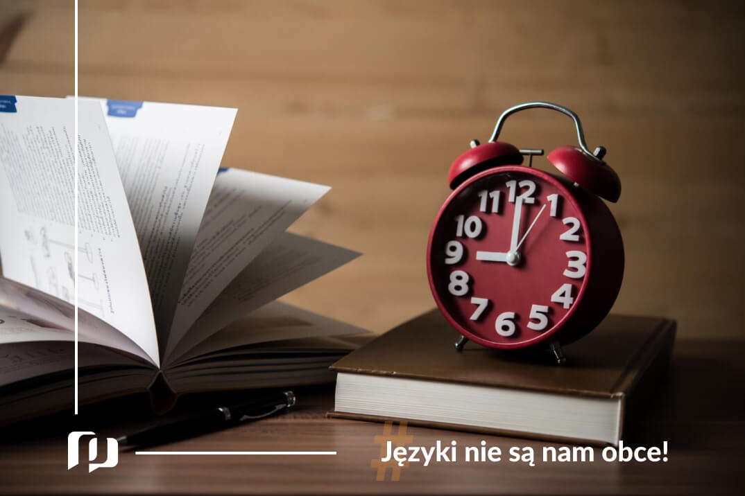 czerwony budzik i książka na biurku nauka angielskich czasów Past Simplex Preston Publishing