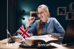 dziewczyna ucząca się angielskiego ze słuchawkami w uszach i z książkami i zeszytami na biurku angielski od zera w 180 dni Preston Publishing
