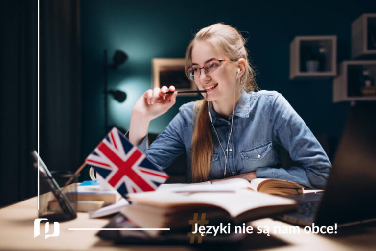 dziewczyna ucząca się angielskiego ze słuchawkami w uszach i z książkami i zeszytami na biurku angielski od zera w 180 dni Preston Publishing