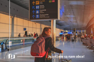 dziewczyna z walizka i plecakiem stoi w hali odlotów na lotnisku w Hiszpanii i się rozgląda hiszpański na lotnisku Preston Publishing