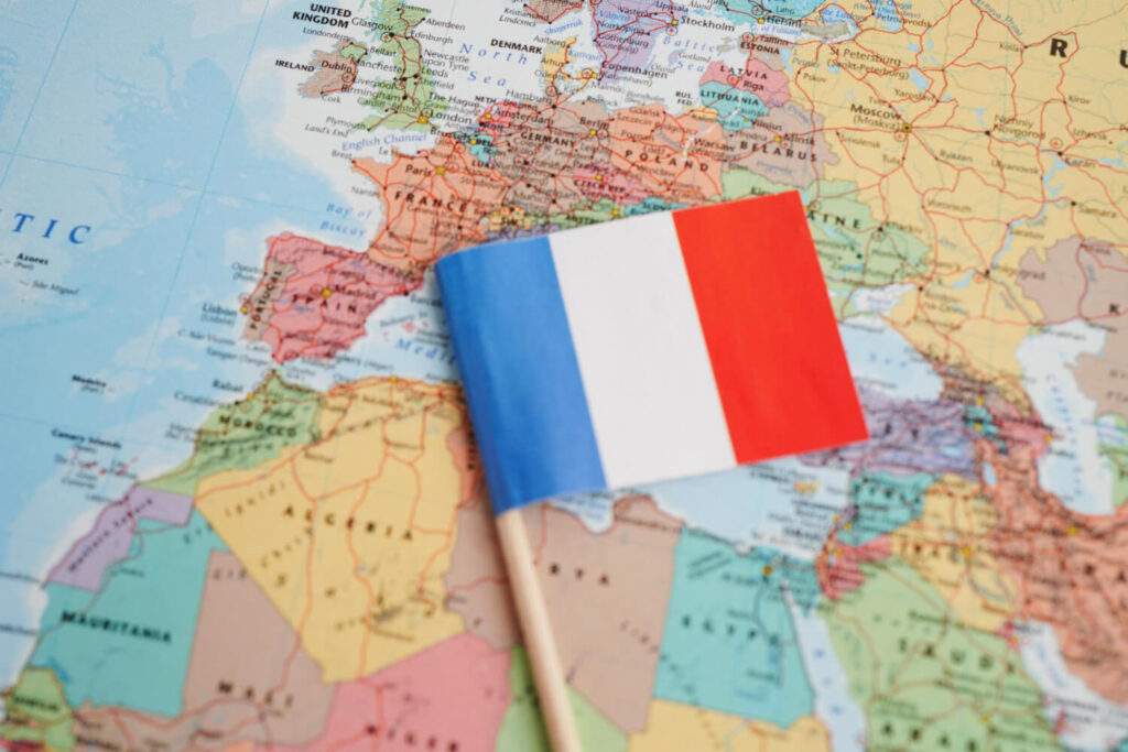 flaga Francji w miniaturce leży na mapie Europy nauka języka francuskiego Preston Publishing