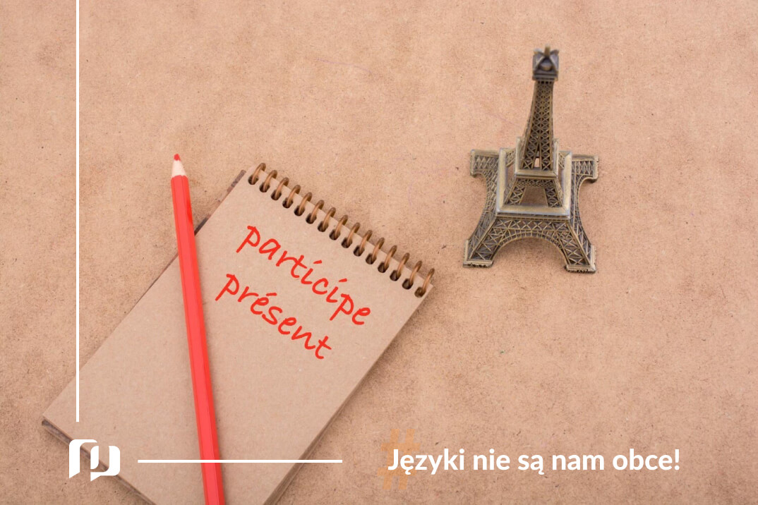 na bezowym tle notes z napisem participe present I czerwony ołówek oraz wieża Eiffla - imiesłów czasu teraźniejszego w języku francuskim nauka języków z Preston Publishing