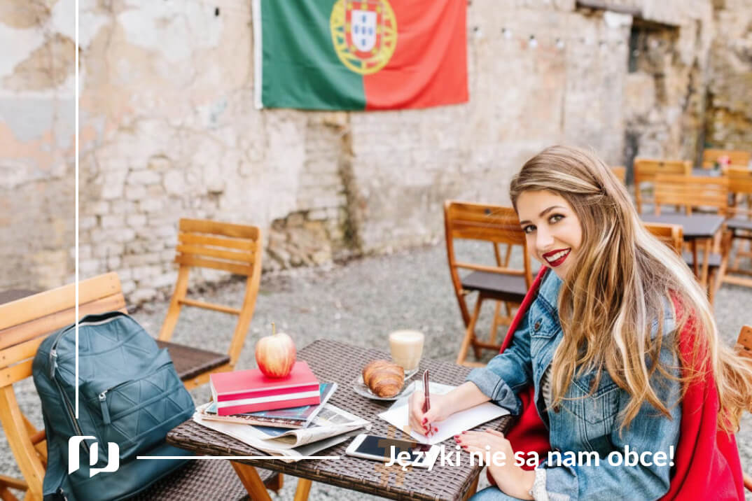 uśmiechnięta dziewczyna siedząca przy stoliku w portugalskiej kawiarni uczy się języka przy kawie czasownik być po portugalsku PRESTON PUBLISHING