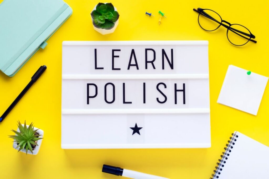 napis learn polish na biurku na żółtym tle obok okulary i długopis nauka polskiego dla obcokrajowcow PRESTON PUBLISHING