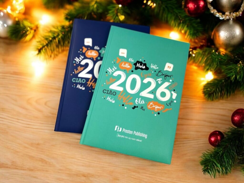 kalendarz na 2026 rok od Preston Publishing w kolorach miętowym i granatowym na tle świątecznych gałązek i lampek idealny ona prezent świąteczny