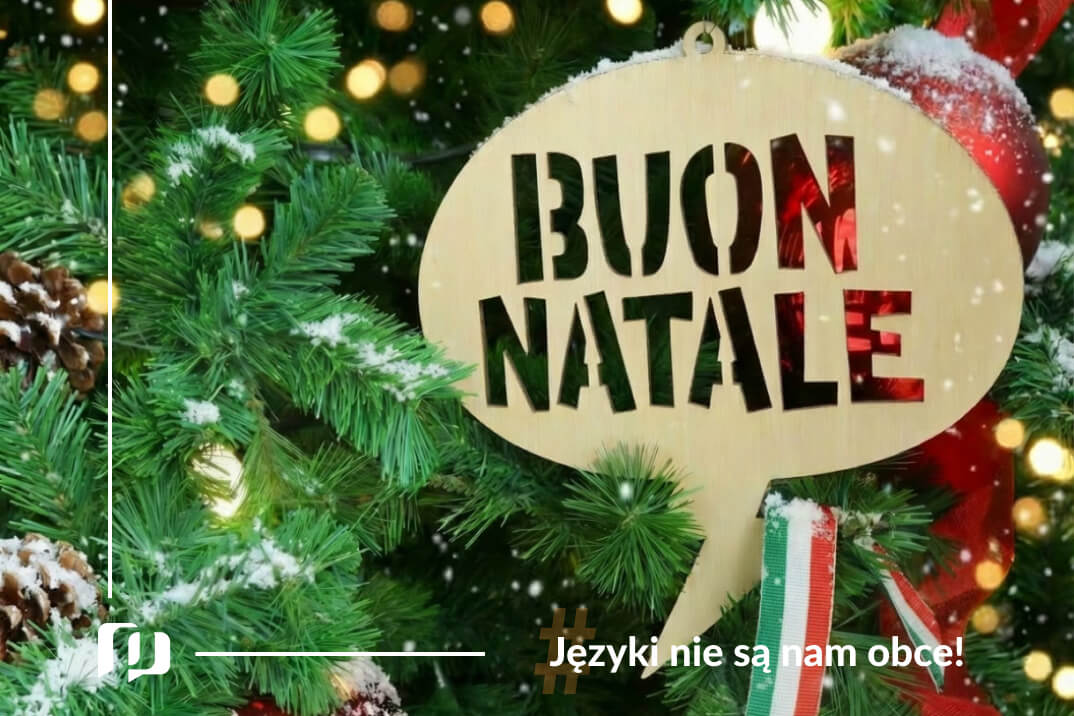 napis na drewnianej bombce Buon Natele czyli wesołych świat po włosku na tle choinki i z mini flaga włoska nauka włoskiego z Preston Publishing
