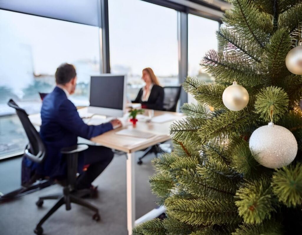 pracownicy w open space w biurze na tle choinki życzenia świąteczne po włosku nauka włoskiego z Preston Publishing
