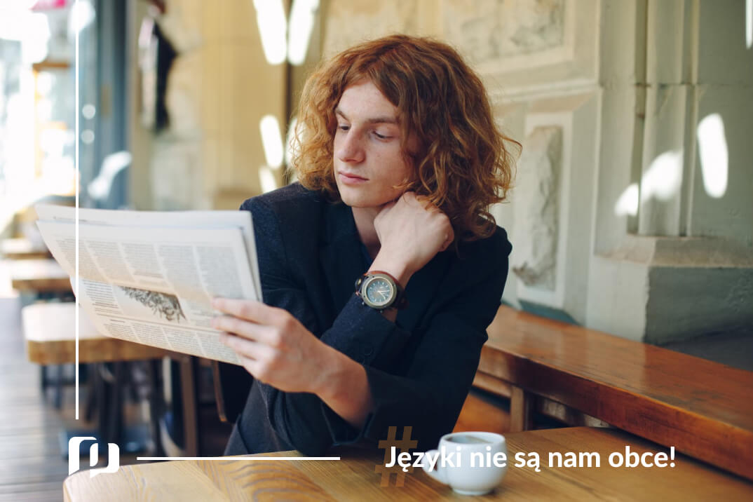 mężczyzna z długimi kręconymi włosami czyta francuska gazeta przy filiżance kawy nauka języka francuskiego Preston Publishing