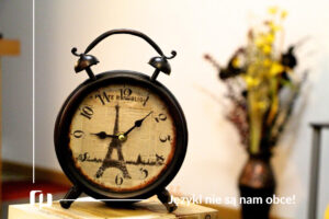 zegar z wieża Eiffla na stole z kwiatami w tle nauka języka francuskiego Preston Publishing