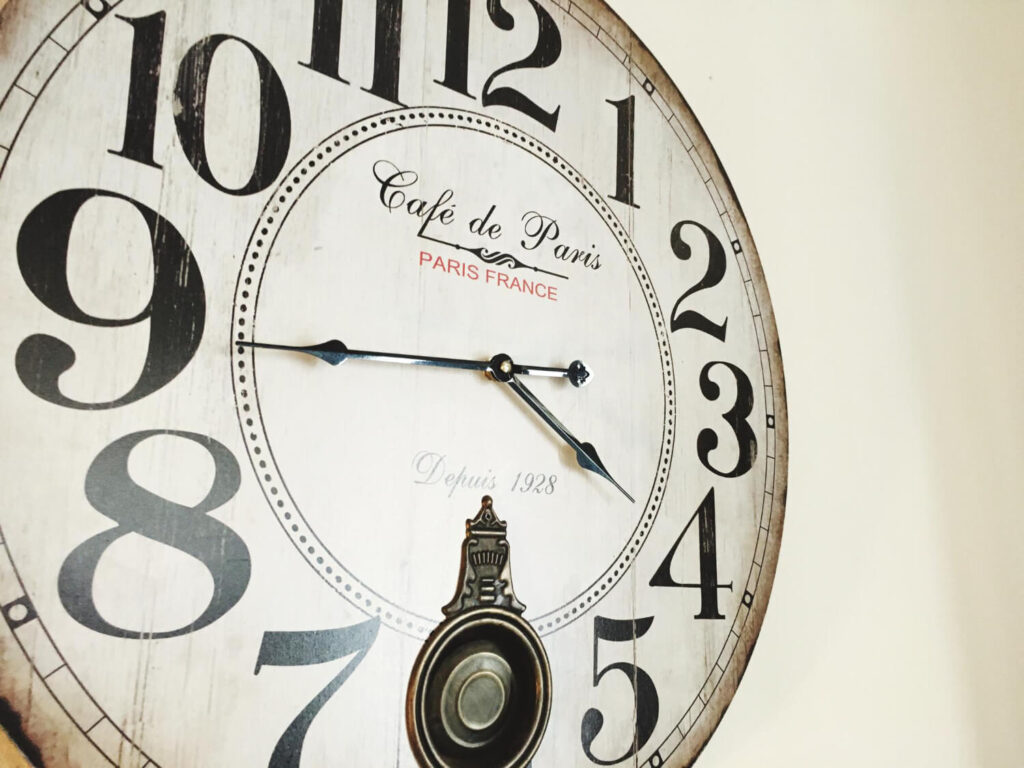 zbliżenie na duży zegar  ścienny nauka gramatyki i czasu przeszłego z Preston Publishing