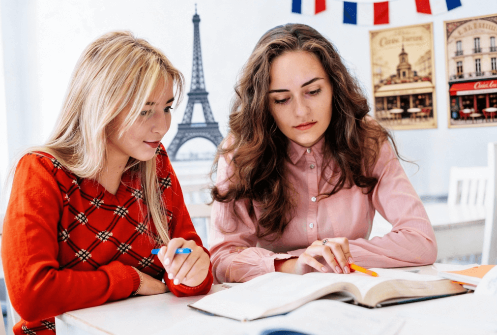 dwie dziewczyny uczące się języka francuskiego Preston Publishing