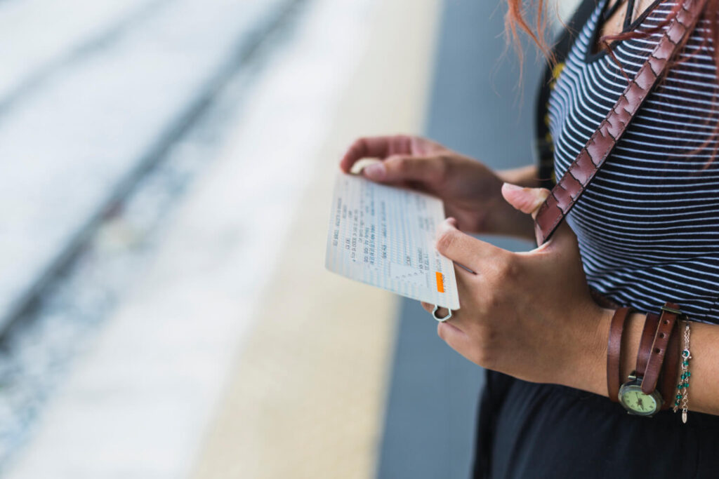 kobieta trzymająca w rekach bilet na pociąg stojąca na peronie dworca system transportu publicznego we Francji słówka i zwroty Preston Publishing