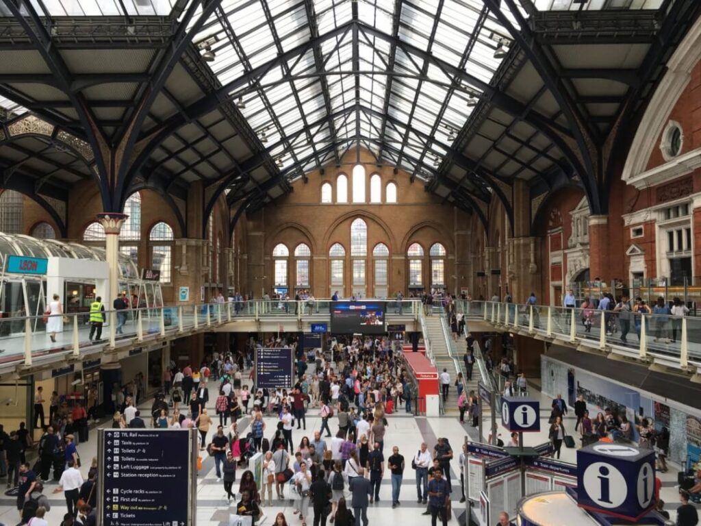 dworzec we Francji podróżowanie i słownictwo z nim związane od Preston Publishing