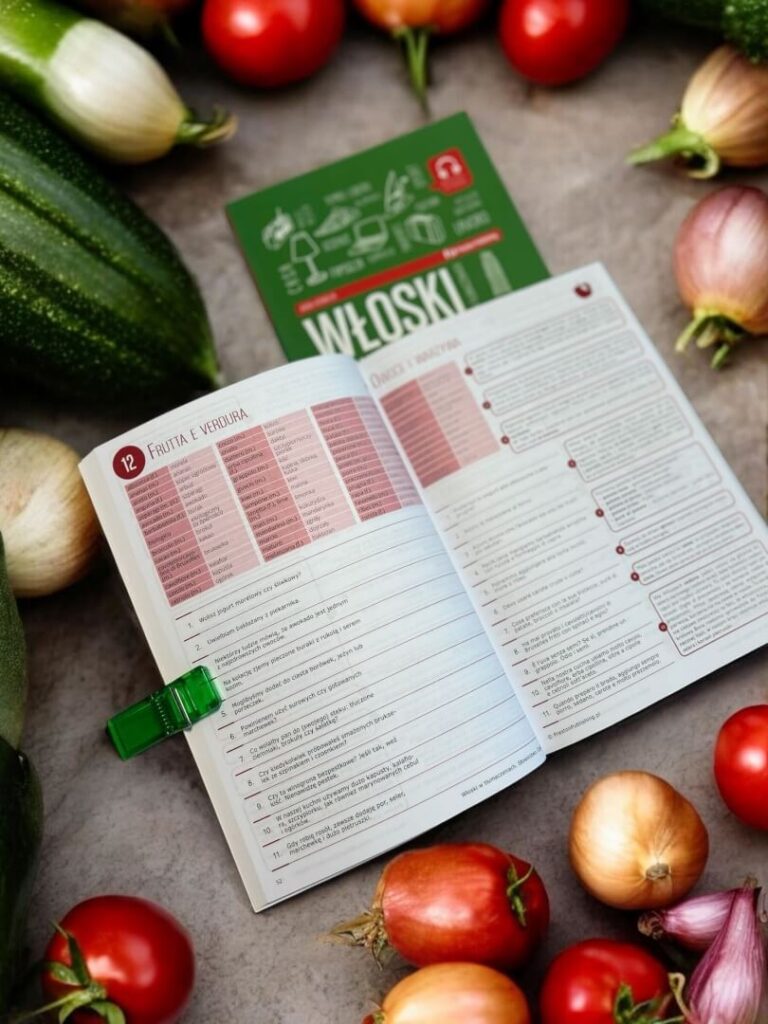 książka Włoskie w tłumaczeniach Słownictwo od Preston Publishing w otoczeniu różnych warzyw