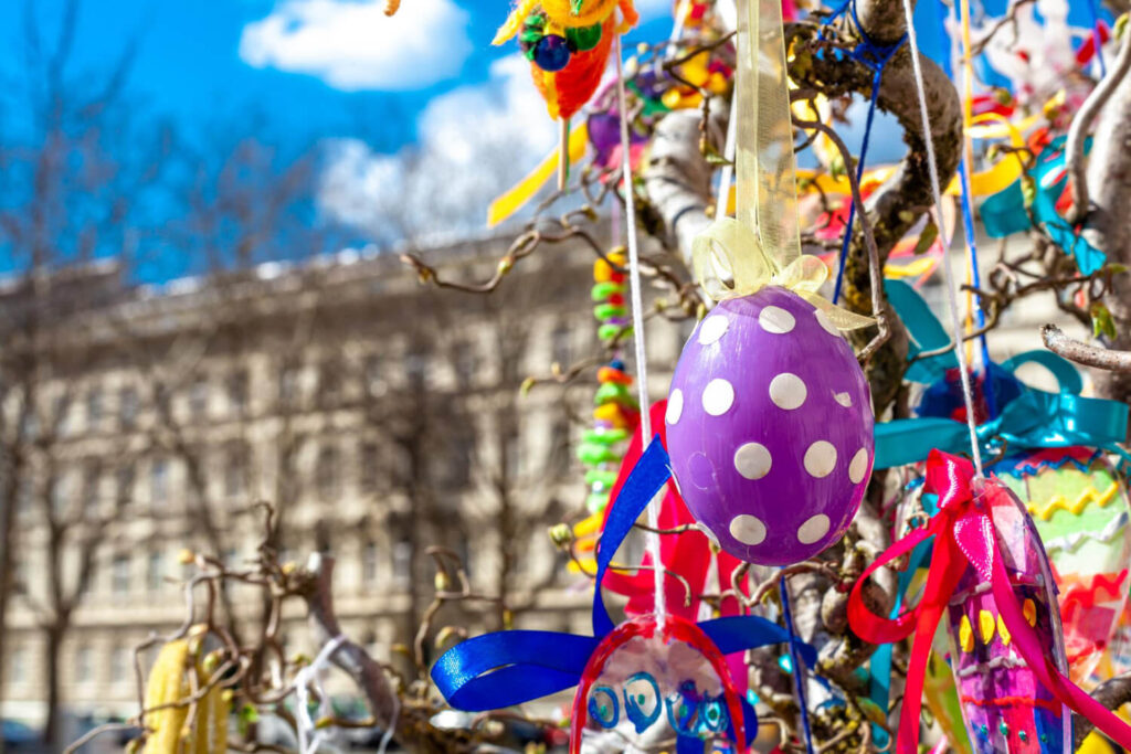 dekoracje wielkanocne na ulicy niemieckiej w tle budynek nauka języka niemieckiego z Preston Publishing