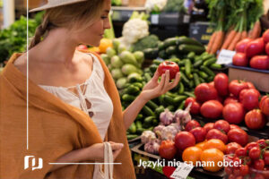 kobieta na bazarze przy stoisku z warzywami wybiera pomidory i inne warzywa nauka nazw warzyw włoskich z Preston Publishing