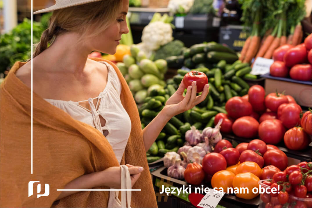 kobieta na bazarze przy stoisku z warzywami wybiera pomidory i inne warzywa nauka nazw warzyw włoskich z Preston Publishing