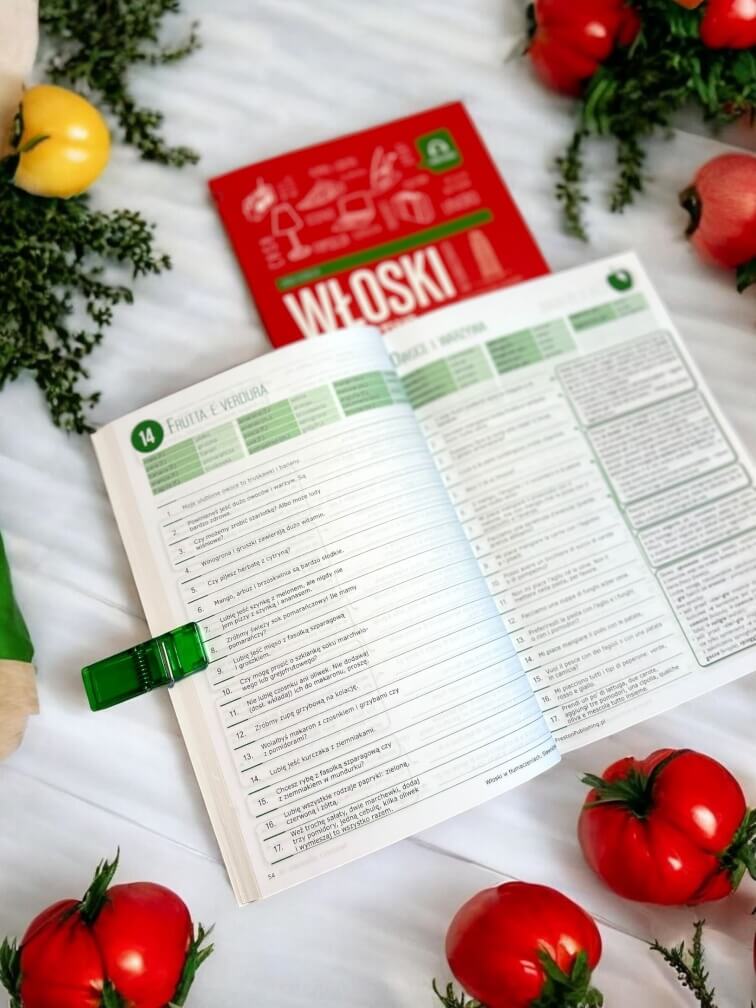 książka Włoskie w tłumaczeniach Słownictwo od Preston Publishing w otoczeniu różnych warzyw