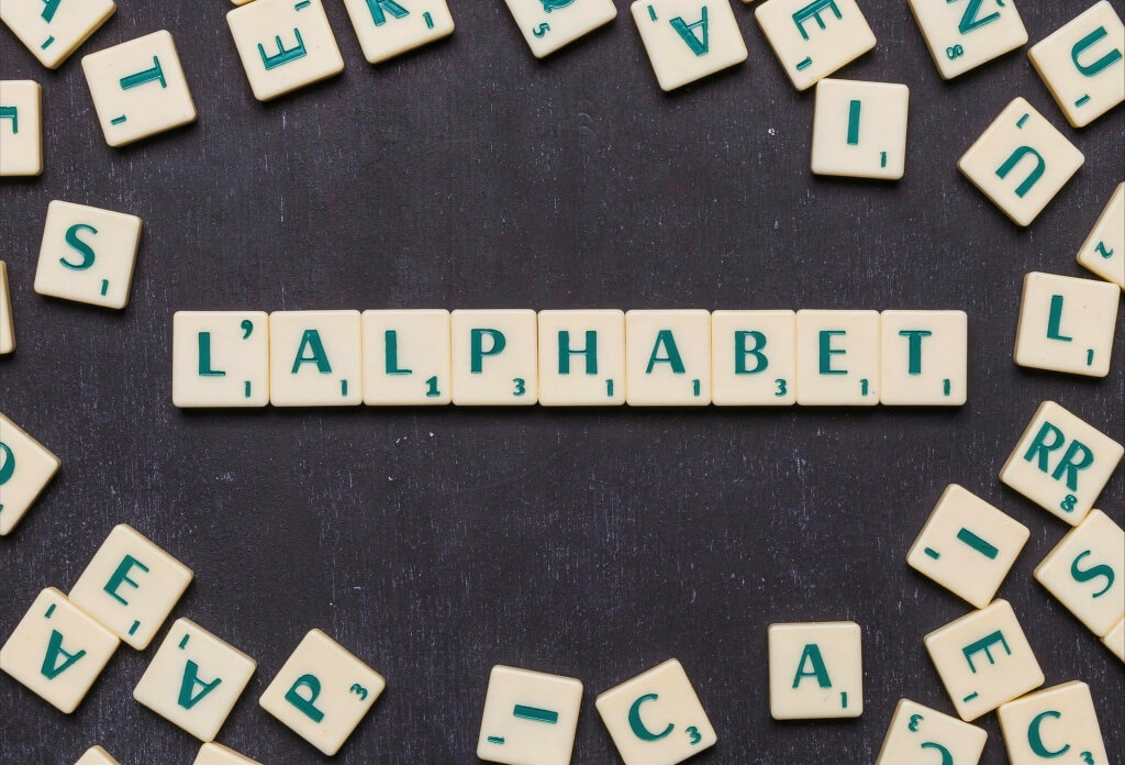napis alfabet po francusku ułożony z kostek do scrabble nauka wymowy francuskiej Preston Publishing