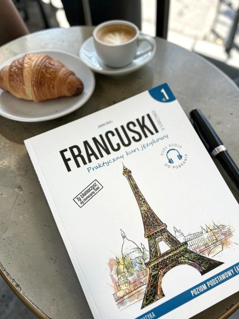 okładka książki Francuski w tłumaczeniach Gramatyka do nauki języka francuskiego i francuskiej wymowy z kursem audio od Preston Publishing z croissantem i kawa w tle