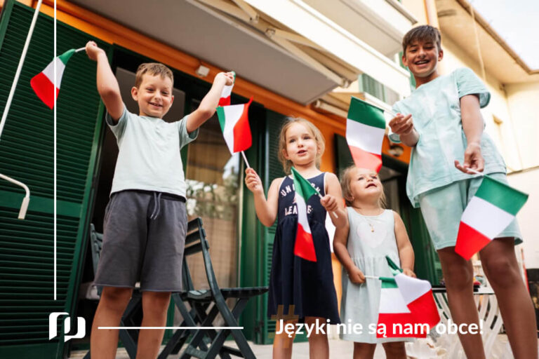 włoskie dzieci z włoskimi flagami zadowolone i uśmiechające się nauka włoskiego dla dzieci najlepsze książki Preston Publishing