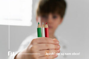 dziecko trzymające w wyciągniętej dłoni kredki w kolorach włoskiej flagi nauka włoskiego dla dzieci z książkami Preston Publishing