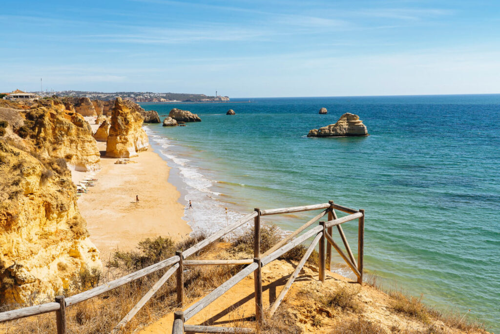 portugalskie klify w Algarve nauka wakacyjnego slownictwa portugalskiego z Preston Publishing