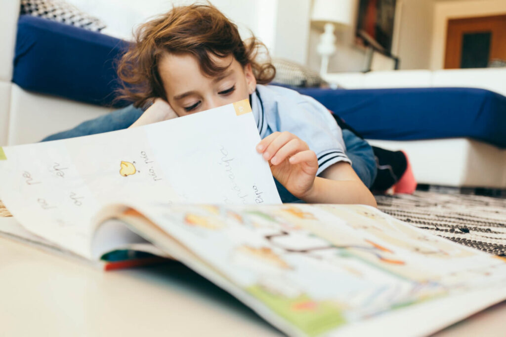 dziecko uczace sie jezyka na podlodze z ksiazki Wloski dla dzieci od Preston Publishing