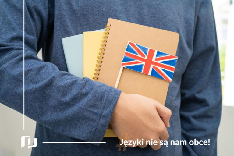 mezczyzna trzymajacy eszyty i ksiazki do nauki angielskiego samodzielnie z Preston Publishing