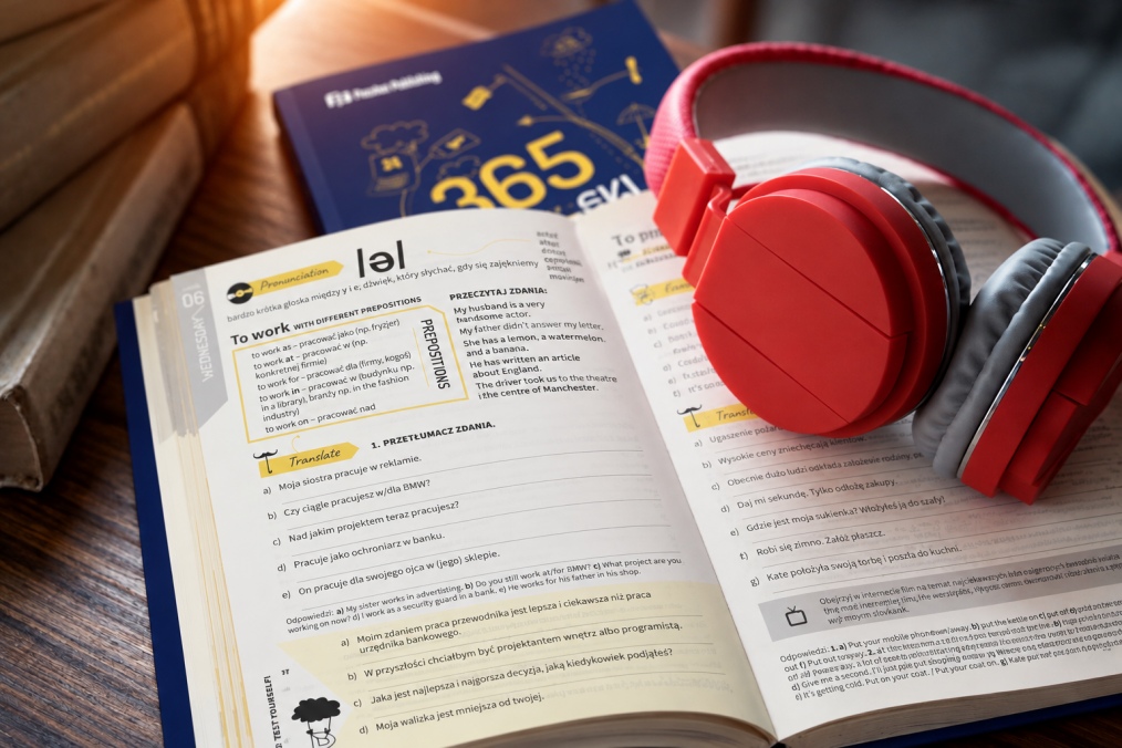 ksiazka Preston Publishing do nauki angielskiego Angielski 365  na kazdy dzien ze sluchawkami na ktorych mozna odtwarzac nagrania audio do ksiazki